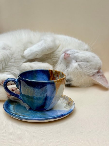 Ręcznie malowana filiżanka ze spodkiem