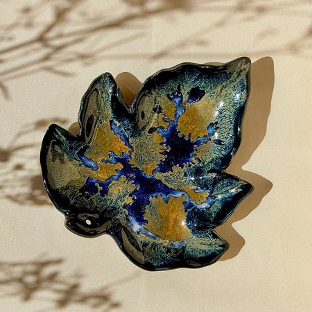 Ręcznie malowany fioletowo-złocisty liść ceramiczny